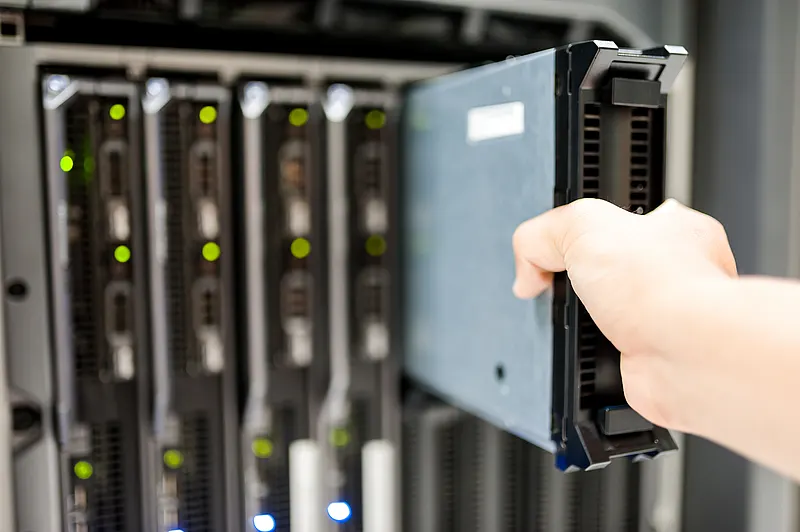 Server-Rack-Einlass als wichtiger Hebel für Maßnahmen zur Energieeffizienz von Rechenzentren Techniker überprüft Sensoren eines Server-Racks für Maßnahmen zur Energieeffizienz von Rechenzentren